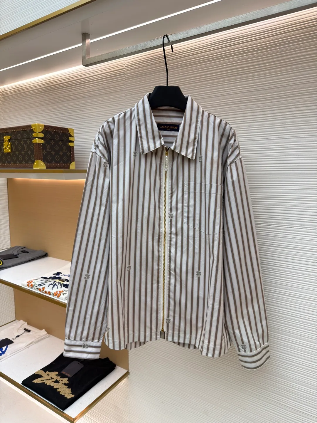 LOUIS VUITTON striped zipper shirt jacket ●Original version: Purchased and developed for 21700 ●Item number: 1681773-A60 ●Fabric: high-count cotton blended fabric ●Technology: dark pattern embroidery production ●Color: white and gray stripes ●Version: fitted version ●Weight: about 320 grams ●Size: S-M-L-XL ●Description: Made of imported high-count cotton blended fabric, the texture is soft and skin-friendly and has a stiff feel. It is comfortable and breathable to wear and not easy to wrinkle, making it easy to take care of daily. The neckline adopts a classic lapel design, with a full zipper opening and closing method, breaking the button constraints of traditional shirts, making it more casual to put on and take off and with a stronger sense of style; the body is printed with gray and white vertical stripes pattern, supplemented by the brand's iconic Monogram dark embroidery decoration, the details highlight the brand's recognition. The stripe elements not only modify the body shape but also add a simple and high-end sense; the overall version is a loose oversize silhouette, which is highly tolerant and suitable for all types of body shapes. It can be worn alone or as a layered outer layer, suitable for various scenes. The overall wiring is straight and delicate, the fabric is comfortable and soft, and the color is consistent without color difference. It can be matched with the same style to create a fashionable look and control various occasions. Customized accessories, complete with three standards, same style for men and women!
